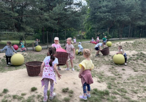 Zabawy na pagórkowatym placu zabaw z dużymi dmuchanymi piłkami