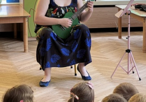 Pani gra na ukulele