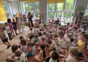 Wspólne śpiewanie piosenki, widownia klaszcze