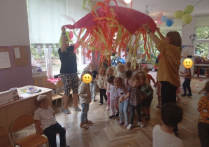 Zabawy muzyczno- taneczne z chustą animacyjną w grupie 1 i 2.