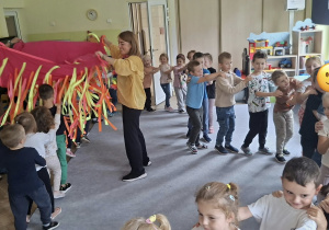 Zabawy muzyczno- taneczne z chustą animacyjną w grupie 3, 4 i 5