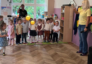 Zdjęcie grupowe grupy 1 śpiewającej piosenkę