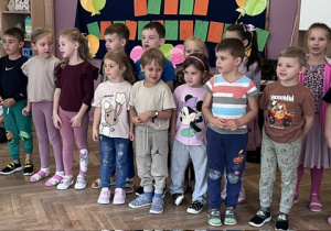 Zdjęcie grupowe grupy 4 przedstawiającej wiersz z okazji Dnia Przedszkolaka