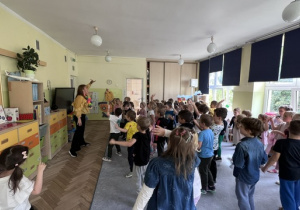 Zabawy ruchowe z panią rytmiczką w grupie 3, 4 i 5