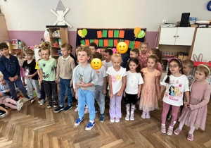 Zdjęcie grupowe grupy 5 mówiącej wiersz
