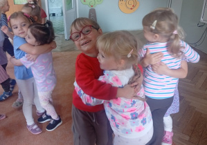 Taniec przytulaniec w grupie 2