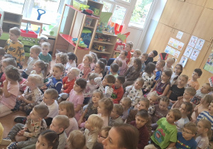 Dzieci zcałego przedszkola uważnie słuchają koncertu