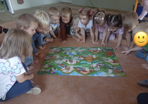 Wspólne oglądanie mapy krainy Kumpelkowo rozłożonej na dywanie