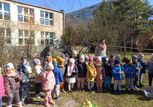 dzieci w ogrodzie przedszkolnym