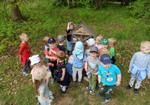 grupa pierwsza ogląda domki dla owadów