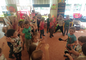 dzieci tańczą w rytm muzyki