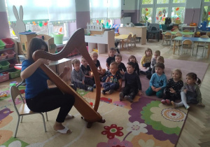 dzieci słuchają koncertu na harfie