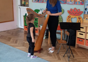 dzieci grają na harfie