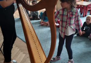 dzieci poznają dźwięki harfy