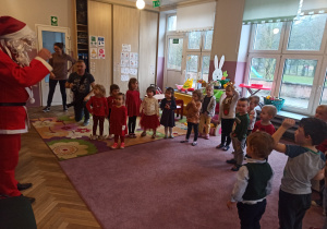 Dzieci śpiewają pastorałkę