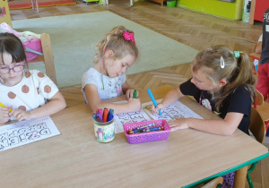 dziewczynki malują kropki grupa piąta