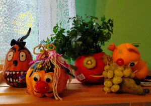 Wystawa owocowo-warzywne stworki
