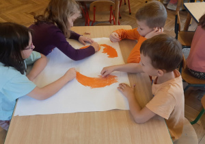 grupa piąta- kolorowanie dyni olbrzymiej w małych grupach