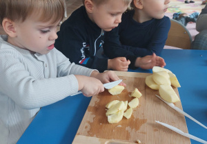 przygotowywanie przez dzieci owocowej sałatki