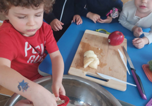 przygotowywanie przez dzieci owocowej sałatki