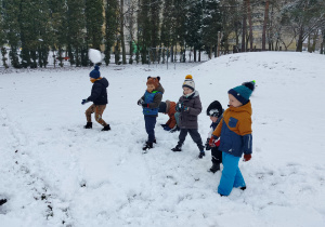 bitwa na śnieżki dziewczynki kontra chłopcy